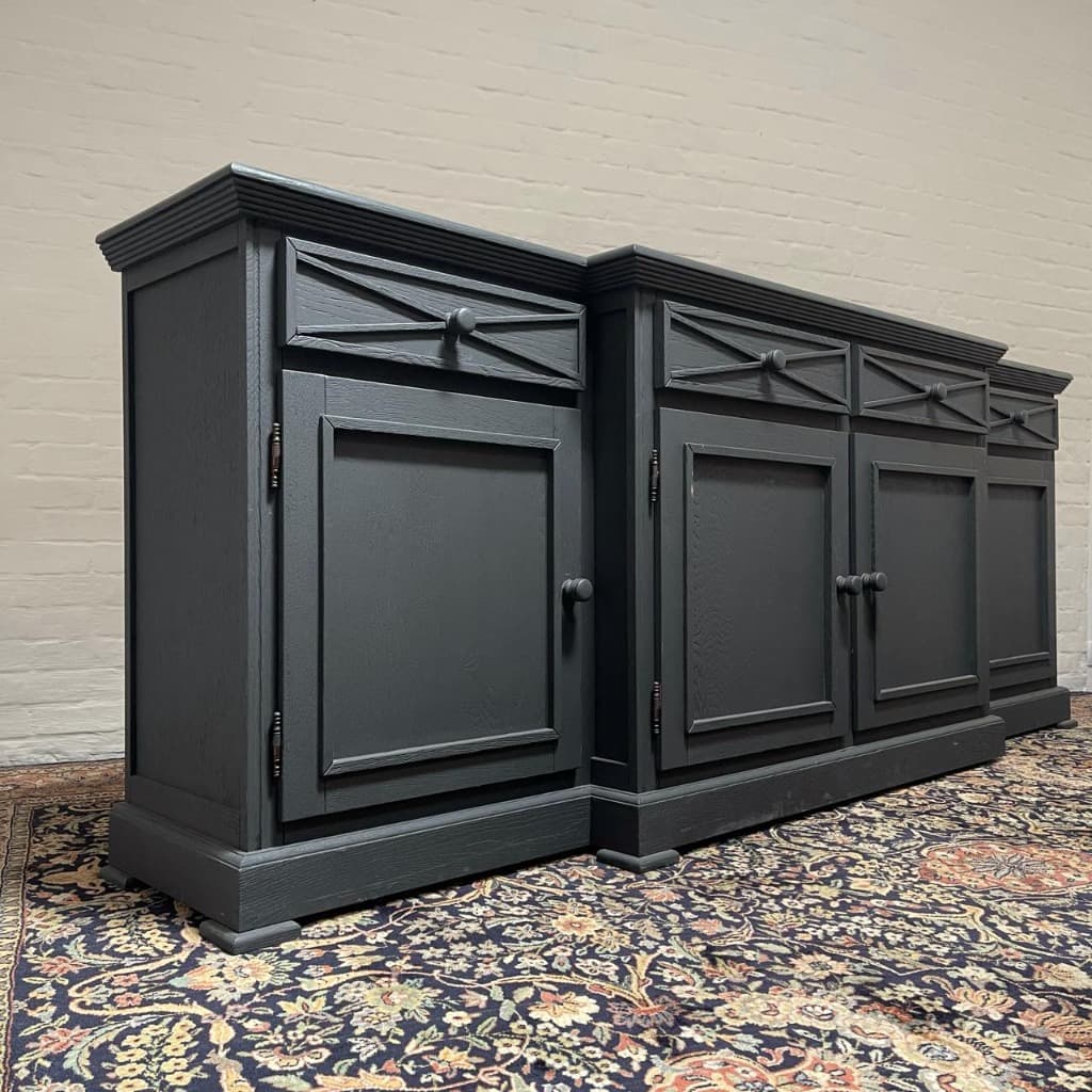 Чорний дерев'яний комод