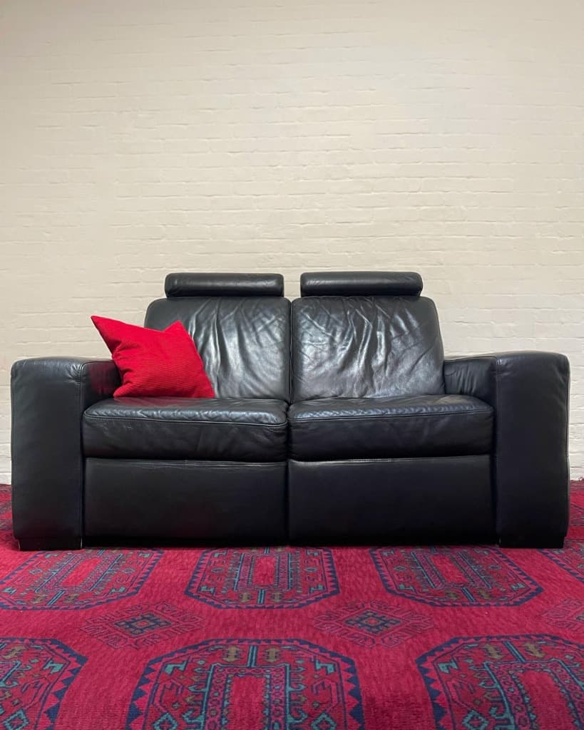Чорний шкіряний диван