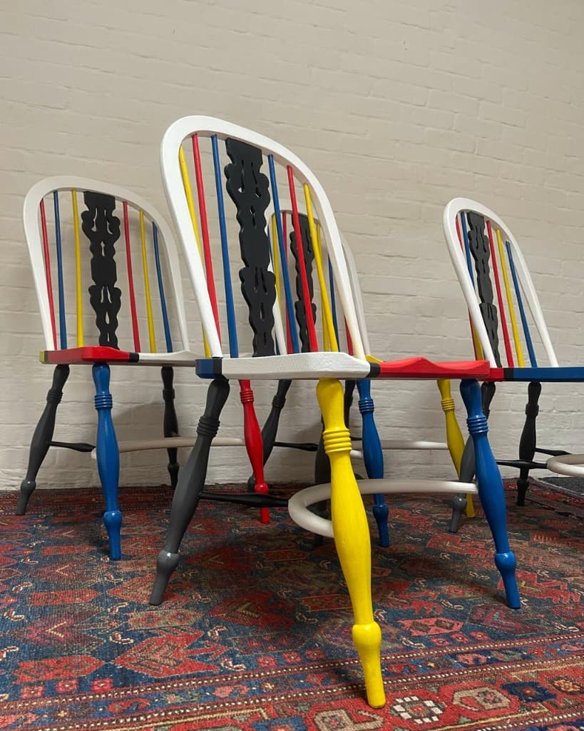 Різнокольорові стільці