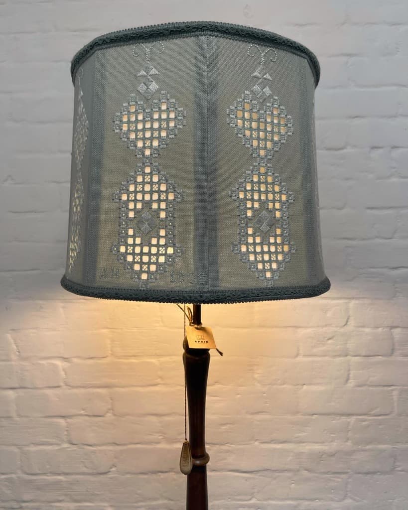 Лампа з вишивкою