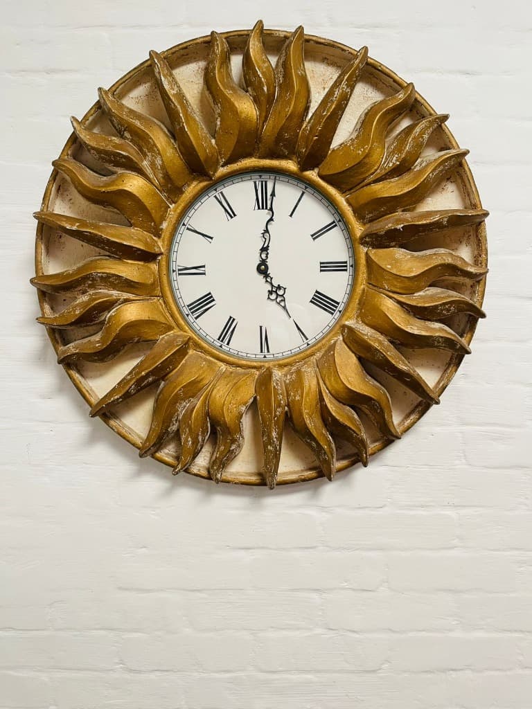 Золотий годинник сонце