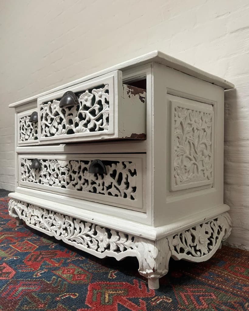 Білий різьблений комод