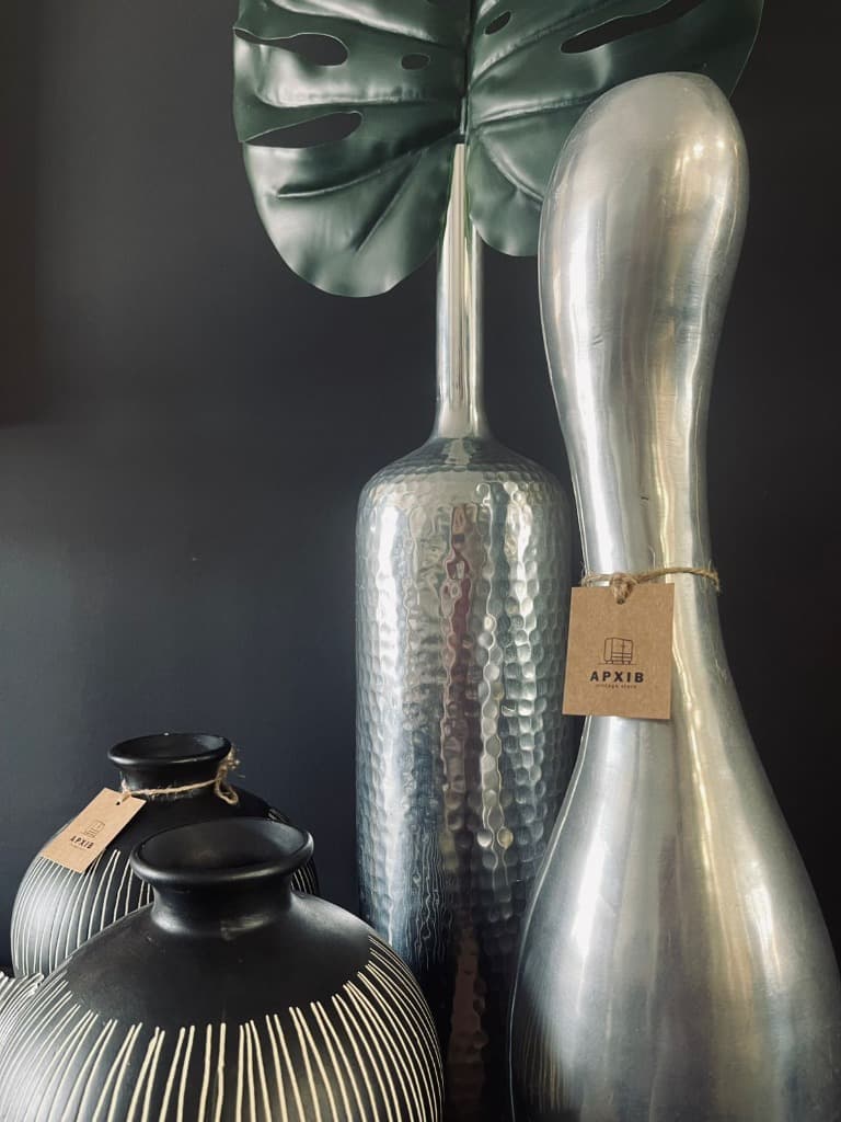 Срібні та чорні вази