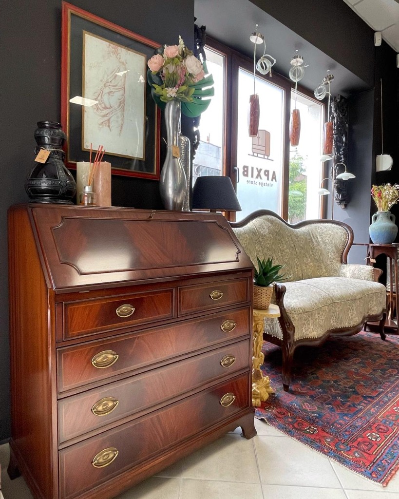 Вінтажний комод та декор